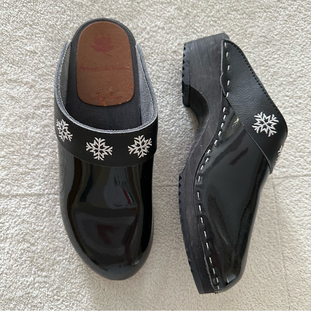 Hanna Andersson Black Patent Leather Embroidered Snowflake Clogs 40
